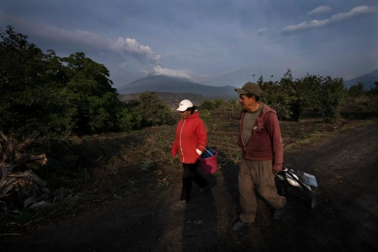 Meksikalılar, uzaktaki aktif volkanla hayata devam ediyor